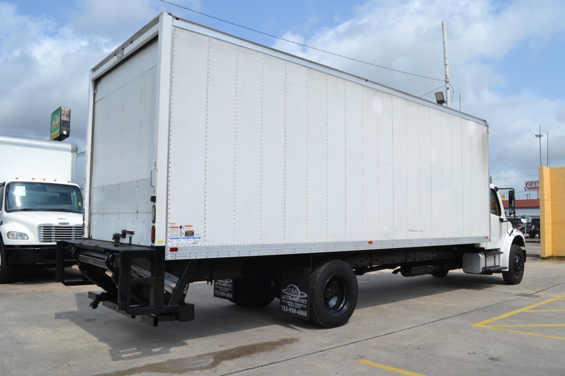 2017 WHITE /BLACK FREIGHTLINER M2-106 with an CUMMINS ISB 6.7L 240HP engine, ALLISON 2100HS AUTOMATIC transmission, located at 9172 North Fwy, Houston, TX, 77037, (713) 910-6868, 29.887470, -95.411903 - 26,000LB GVWR NON CDL, 26FT BOX, 13FT CLEARANCE , 103" X 102", MAXON 3,500LB CAPACITY ALUMINUM LIFT GATE, DUAL 50 GALLON FUEL TANKS,SPRING RIDE - Photo #4